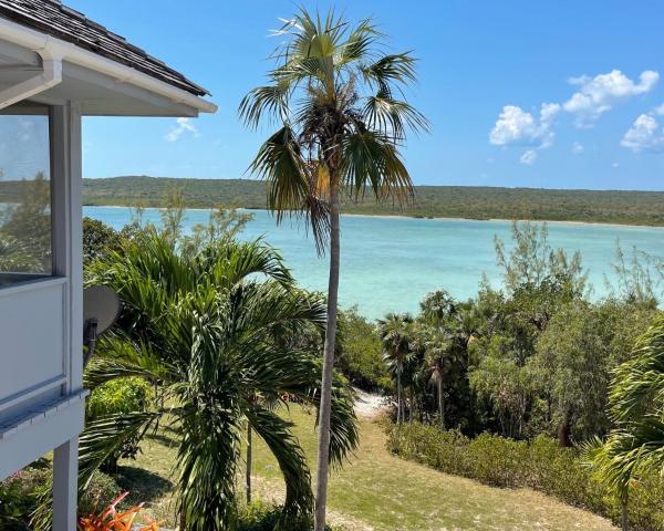Na foto é possível ver o objeto Sunnyside home localizado na cidade de Tarpum Bay.