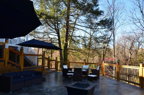 Auf dem Foto ist das Objekt Honeycombs Suite with Hot Tub! Pigeon Forge TN in der Stadt Conner Heights zu sehen.