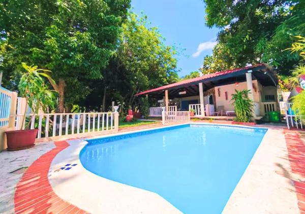 Na fotografii je vidět objekt Beachfront Serenity Villa with Pool, AC, 1 min from the the beach, Jacuzzi, Wifi nacházející se ve městě Pajarito.