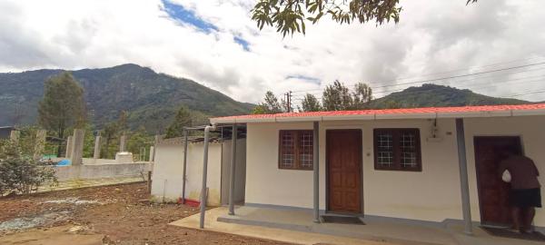 På billedet ses objektet pambar river view Cottage beliggende i byen Munnar.
