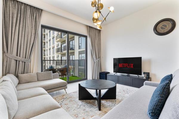 Radiant 1BR with Pool & Gym, 10 MIN Dubai Hills Mall, Dubaj