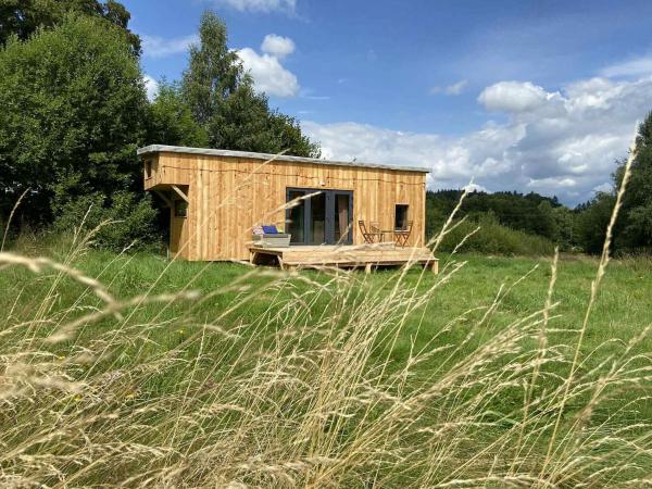Na zdjęciu widoczny jest obiekt Charming Tiny House in the meadow położony w mieście Świeradów-Zdrój.