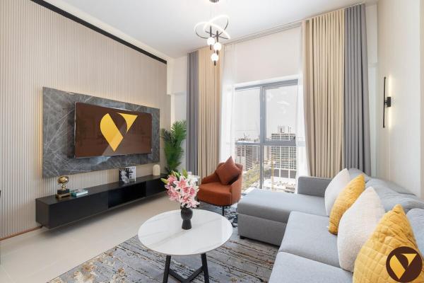 Vogue Vacation Homes, JVC Jeewar Tower near Circle Mall, One Bedroom Apartment with Balcony and City View, Access to all Amenities, Dubaj