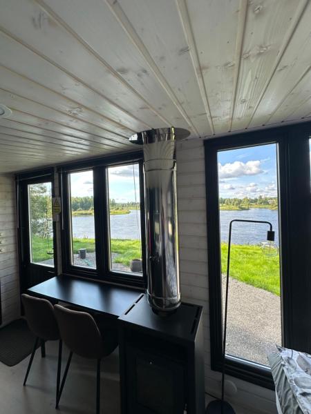 A la foto es mostra l'objecte Aurora Forest Cabin situat a la ciutat de Tapio.