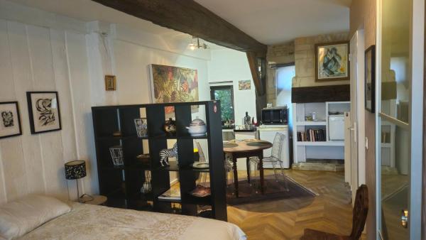 A la foto es mostra l'objecte Independent Master suite, 18th century home situat a la ciutat de Caen.