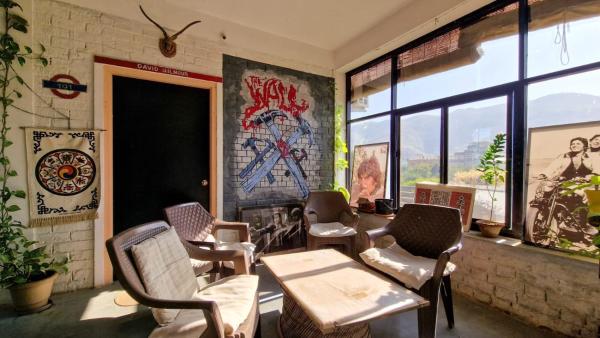 Na foto é possível ver o objeto Café The Wall localizado na cidade de Pushkar.