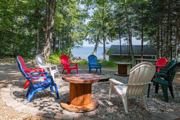A la foto es mostra l'objecte Lakefront Phelps Cabin with Boat Dock and Water Toys! situat a la ciutat de Watersmeet.