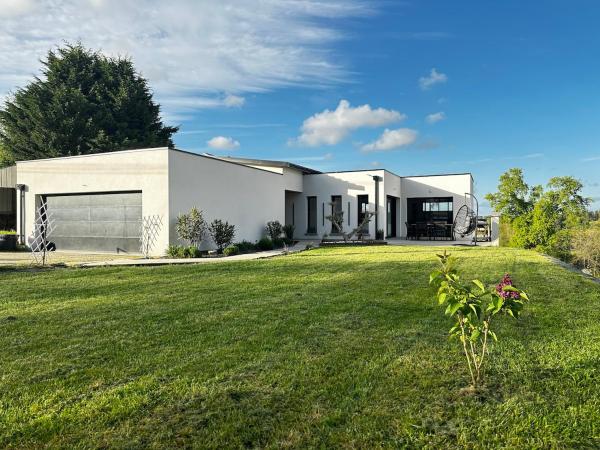 På billedet ses objektet Modern Britain home beliggende i byen Bignan.