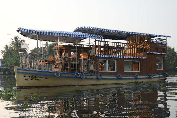 På bildet vises objektet Riveria Caravan Houseboat som ligger i byen Rāmankari.