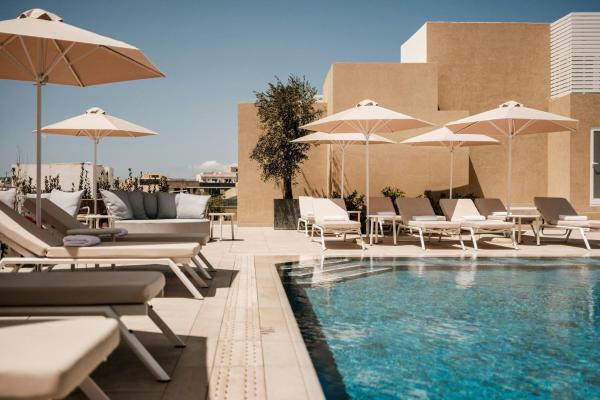 写真にはスリーマ市にあるCourtyard by Marriott Sliemaが写っています。