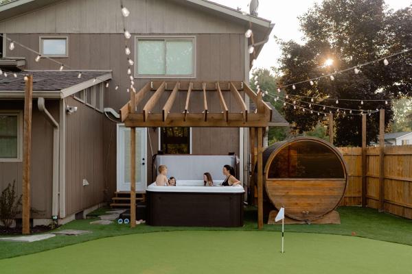 Kuva 2: Bluffview on the River with a hot tub sauna pool table and more