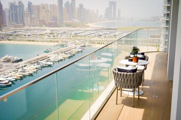 Emaar Beachfront Elegant 2BR with Balcony and Sea View, Dubaj