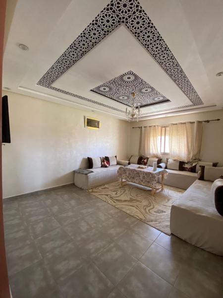 Στη φωτογραφία φαίνεται το αντικείμενο appartement neuf jolie meublé neuf calme et surveille a 10 min de l'aéroport et centre ville που βρίσκεται στην πόλη Oulad Ikhia.