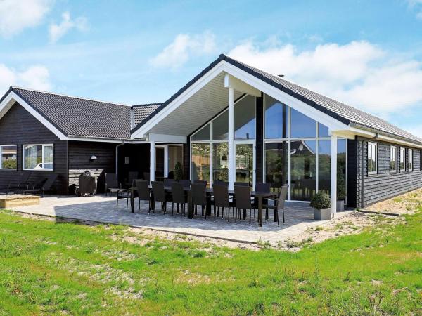 Na fotografii je vidět objekt 18 person holiday home in Ringkøbing nacházející se ve městě Ringkobing.