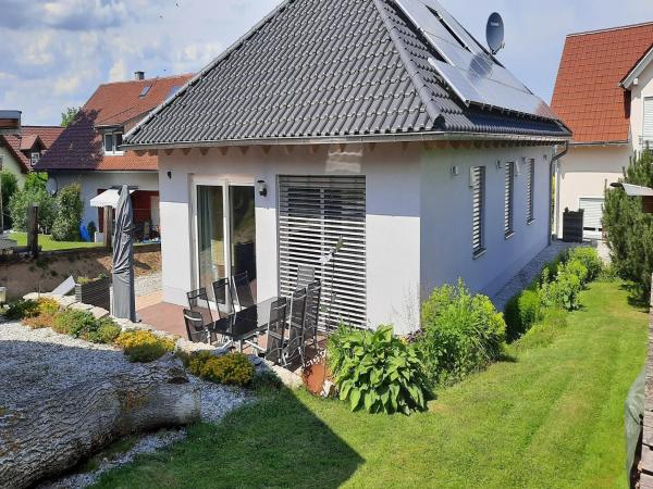På bildet vises objektet Detached holiday home in an idyllic quiet location som ligger i byen Neukirchen-Balbini.