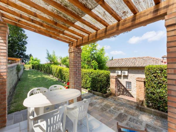 På billedet ses objektet Lavish Holiday Home in Volterra with Pool beliggende i byen Montaperti.
