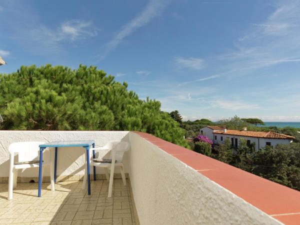 På billedet ses objektet Small building with 4 apartments close to the beach beliggende i byen Mont-roig.