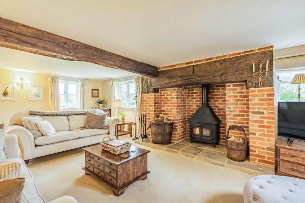 På billedet ses objektet Beautiful thatched country 4 Bedroom Cottage beliggende i byen Bishopstone.