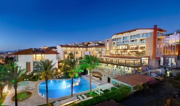 Na fotografii je vidět objekt Pırıl Hotel Thermal&Beauty SPA nacházející se ve městě Çeşme.