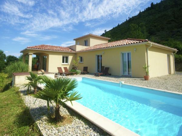 Nella foto è visibile l'oggetto Mesmerising villa in Les Vans with private pool situato nella città di Les Vans.