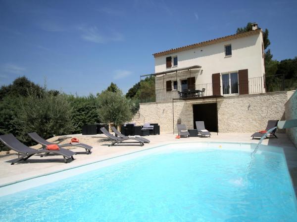 照片显示了位于Apt市的Villa in Lubéron with Saltwater Pool物件。