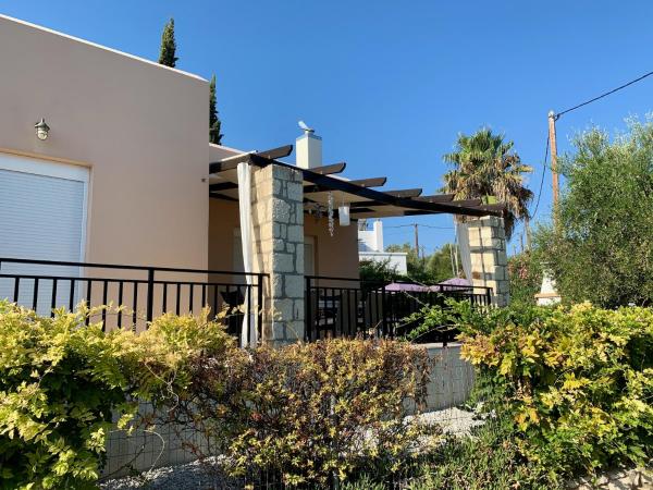 Nella foto è visibile l'oggetto Villa in Loutra with Sea Views & Near Sandy Beach situato nella città di Loutra.