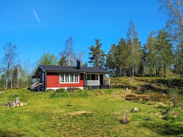 Na zdjęciu widoczny jest obiekt Idyllic Lakeside Retreat in Munkedal-By Traum położony w mieście Muberg.
