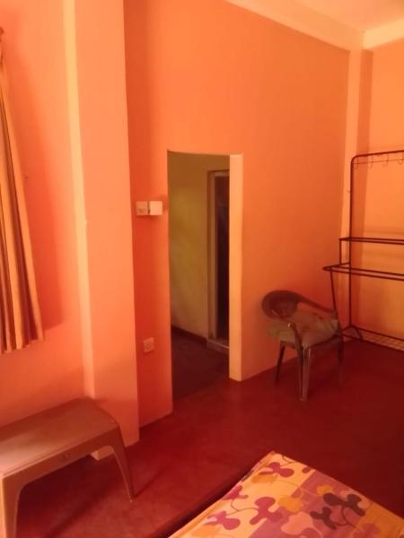 Na zdjęciu widoczny jest obiekt Alahakoon Guest house położony w mieście Kanduruwela.