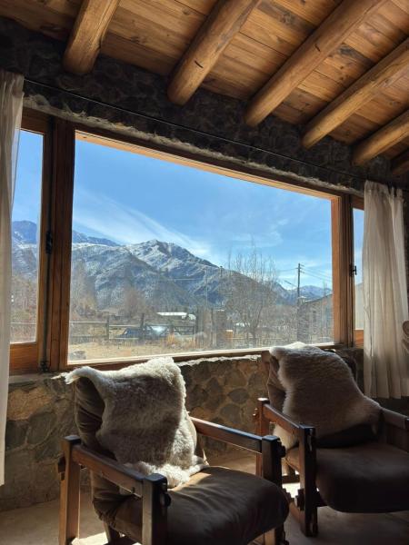 A la foto es mostra l'objecte Casa de Piedra situat a la ciutat de Potrerillos.