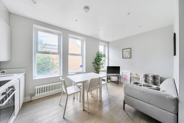 Brilliant 2 Bed Apartment - Spacious, Central & Well-Connected, London