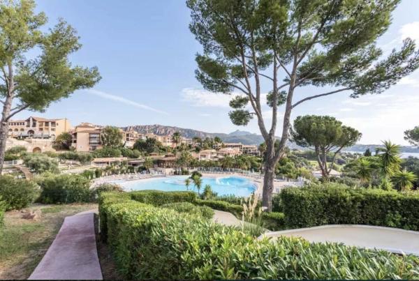 A la foto es mostra l'objecte Le Petit Bleu situat a la ciutat de Drammont.