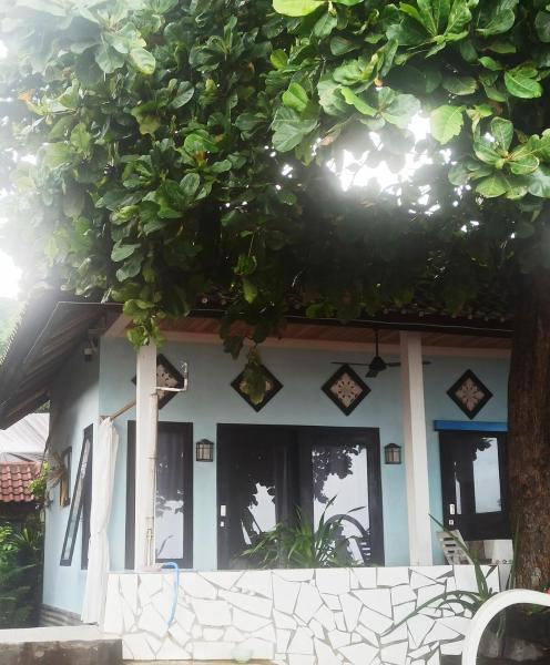 A la foto es mostra l'objecte Blue House, Strand Amed situat a la ciutat de Ambat.