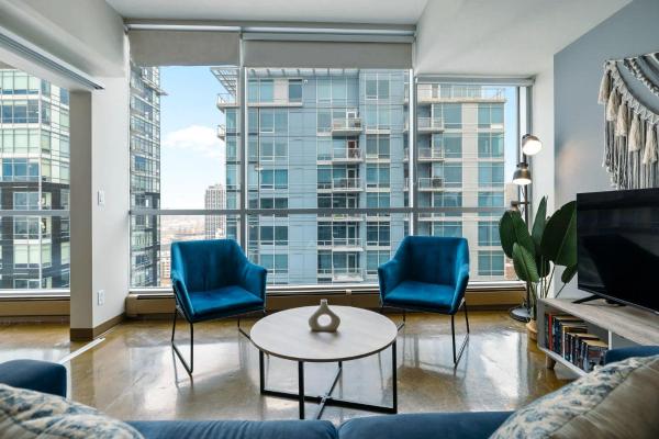 写真にはカルガリー市にあるSUB-PENT House Beltline Oasis 2BR with Panoramic Glass Windowsが写っています。