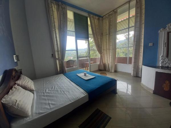 A la foto es mostra l'objecte Waves Rock ella situat a la ciutat de Ella.