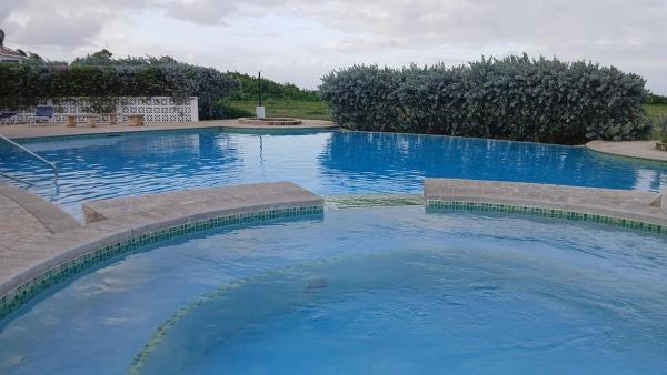 Na zdjęciu widoczny jest obiekt Aqua Prince Condo położony w mieście Christophe Harbour.