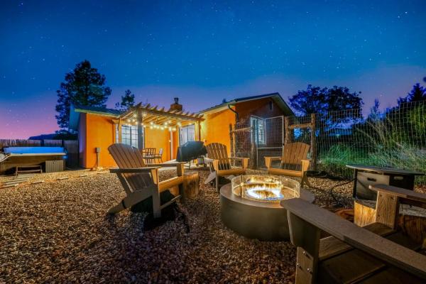 Op de foto is het object Arrowleaf Family House with Hot Tub te zien, gelegen in de stad Fredonia.