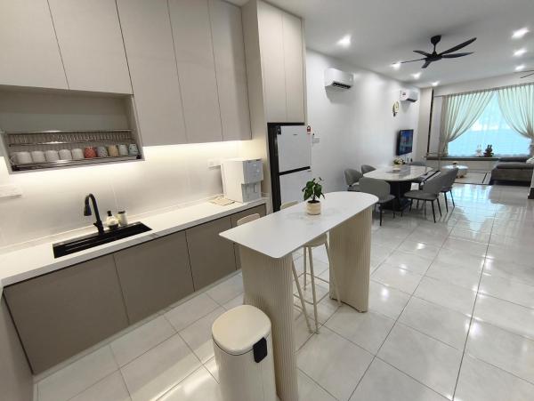 Zdjęcie 6: Spacious, 2 Storey Home, Up to 12 Pax, 4 Bedrooms, 4 Bathrooms, 2 Car Park Lots by Star Home