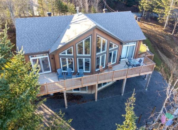 Na zdjęciu widoczny jest obiekt Le Fontainebleau - Magnifique chalet sur le bord de l’eau położony w mieście Labelle.