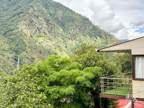 Na fotografii je vidět objekt The Sona Heli Resort nacházející se ve městě Rudraprayāg.