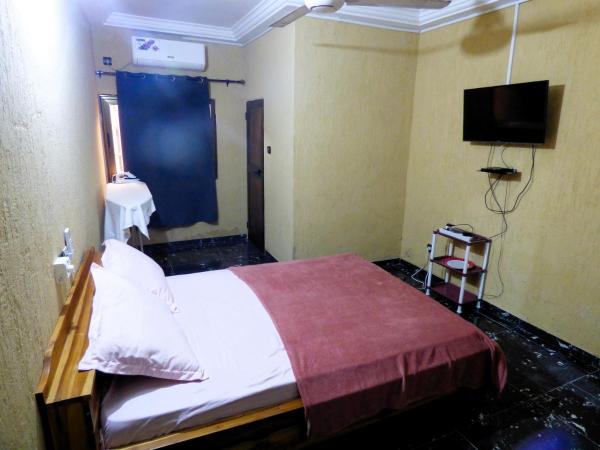 Na zdjęciu widoczny jest obiekt STUDIO 2 Climatisé et Ventilateur Plafonnier et WIFI GRATUIT A 6 NUITEES DE RESERVATION położony w mieście Lomé.