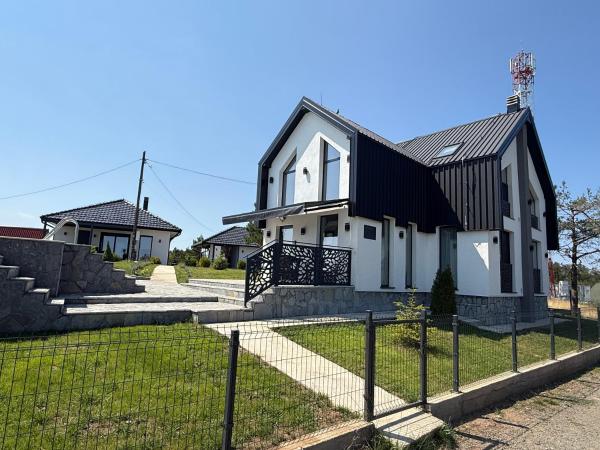 På billedet ses objektet Apartmani Vidikovac Divčibare beliggende i byen Divčibare.
