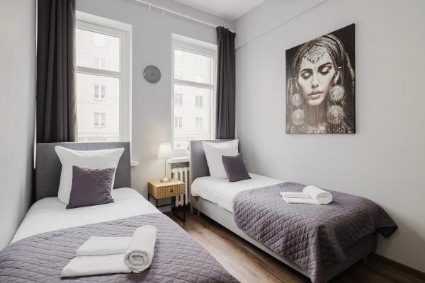 На фото показан объект Hala Hostel - Pokoje na wyłączność tuż przy Dworcu Gdynia, расположенный в городе Гдыня.