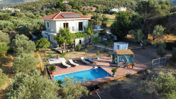 Na foto é possível ver o objeto Villa Feronia Samos localizado na cidade de Mesókampos.