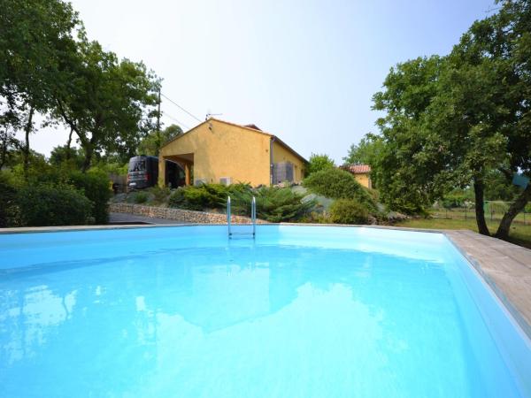 A la foto es mostra l'objecte Alluring Holiday Home in Largentière with Pool situat a la ciutat de Largentière.