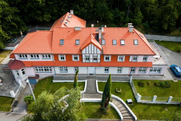 Auf dem Foto ist das Objekt Dworek Szumilas in der Stadt Prudnik zu sehen.