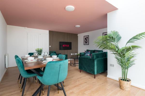 Na fotografii je vidět objekt 5BR Modern House Parking M1 nacházející se ve městě Broughton.