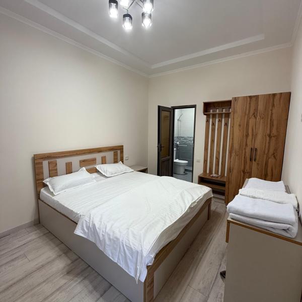 På billedet ses objektet Nurata Ecotourism Guesthouse beliggende i byen Madzherum.