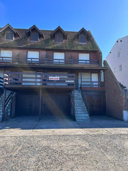 A la foto es mostra l'objecte Triplex frente al mar situat a la ciutat de Pinamar.