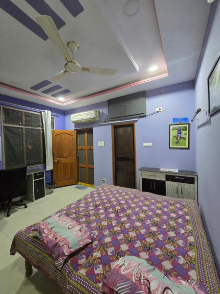 The photo shows the Venku Homestay Private room with attached washroom located in the city of Vemalwāda.