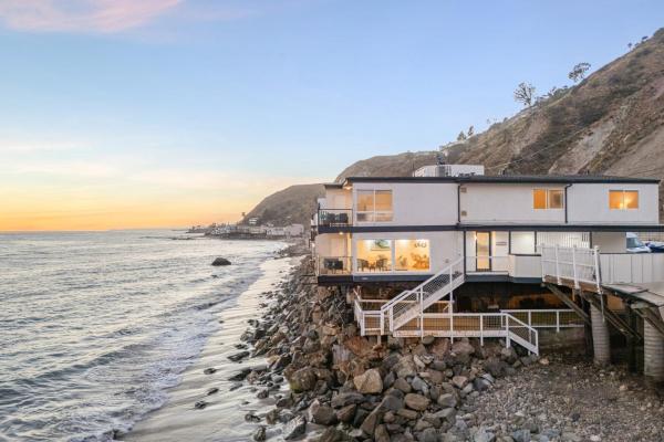 Big Rock Beach Retreat With Oceanfront Balconies Direct Beach Access Sweeping Sunset Views Pacific Coast Outlook By Avantstay - Malibu, CA